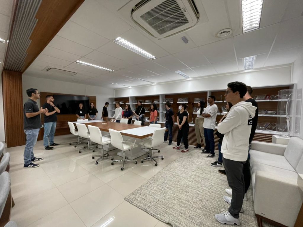 Grupo de alunos se reúne para discutir propostas que fomentem as várias possibilidades de atuação no setor da saúde