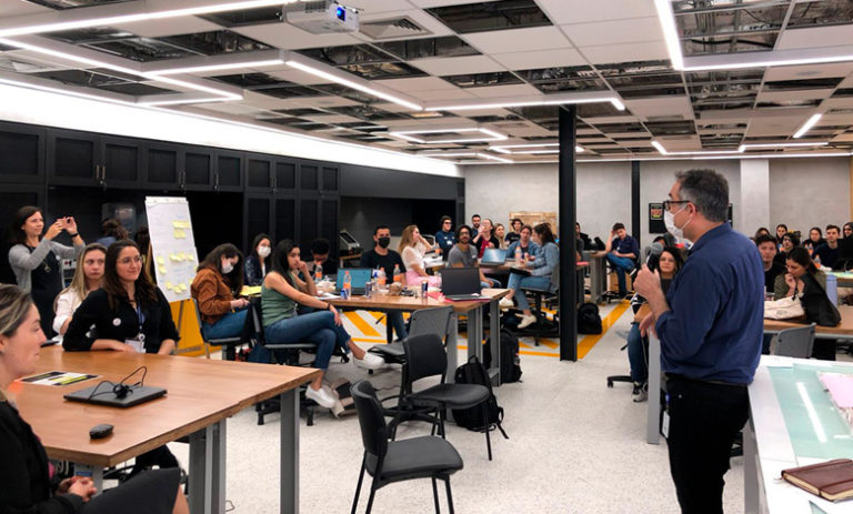 Dia do Professor saiba como a era digital influencia as transformacoes do ensino aprendizagem (1)