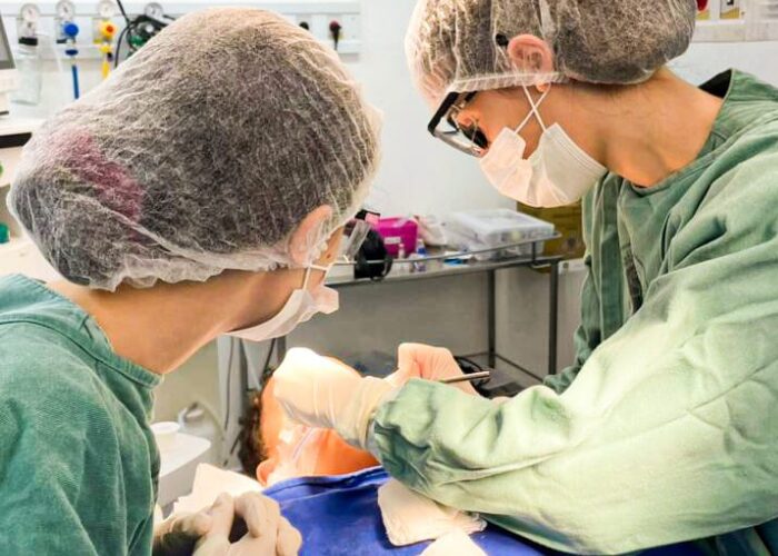 Graduacao em Odontologia Einstein pratica hospitalar prepara alunos para atuar em casos de alta complexidade